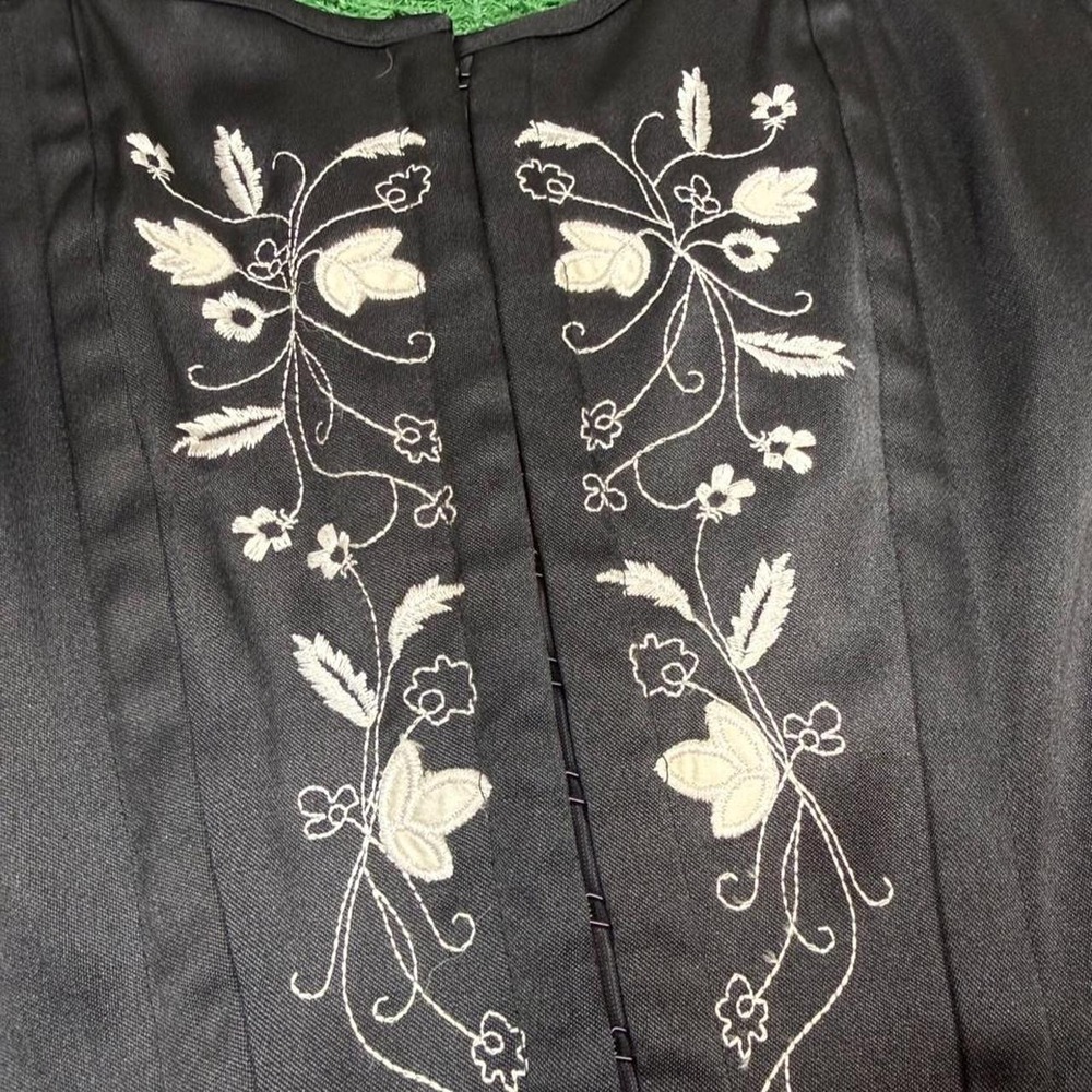 Y2K Charlotte Russe black corset with white floral embroidery,  size Medium - Picture 5 of 5